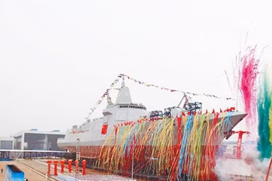 Sáng ngày 28/6/2017, Trung Quốc hạ thủy tàu khu trục Type 055 đầu tiên ở nhà máy đóng tàu Giang Nam, Thượng Hải. Ảnh: Chinatimes