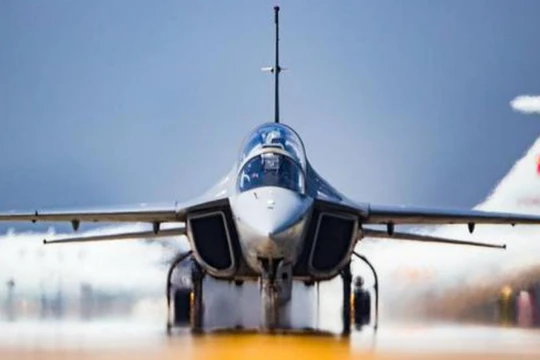 Máy bay huấn luyện cao cấp JL-10 Trung Quốc lệ thuộc vào nguồn cung động cơ AI-222-25 của Ukraine. Ảnh: Sina.