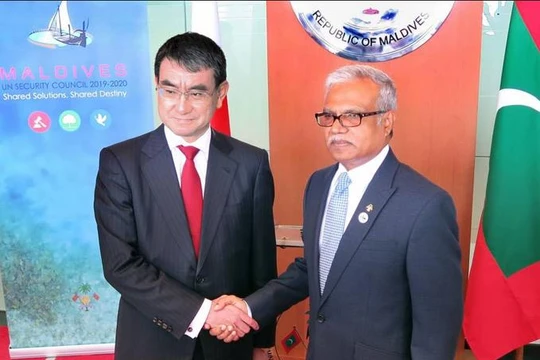 Ngày 6/1/2018, Ngoại trưởng Nhật Bản Taro Kono tiến hành hội đàm với Ngoại trưởng Maldives Mohamed Asim. Ảnh: The Japan Times.