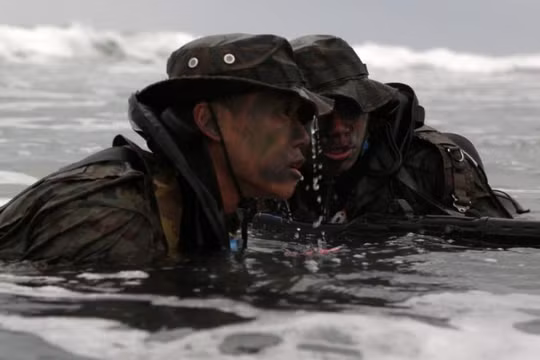 Lực lượng Phòng vệ Nhật Bản khổ luyện tập luyện khả năng đoạt đảo tại Mỹ. Ảnh: Sina