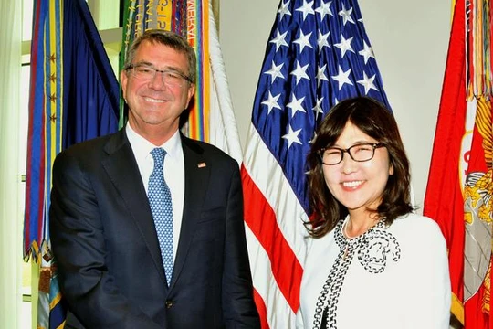 Bộ trưởng Quốc phòng Mỹ Ashton B Carter và Bộ trưởng Quốc phòng Nhật Bản Tomomi Inada. Ảnh: Japantimes