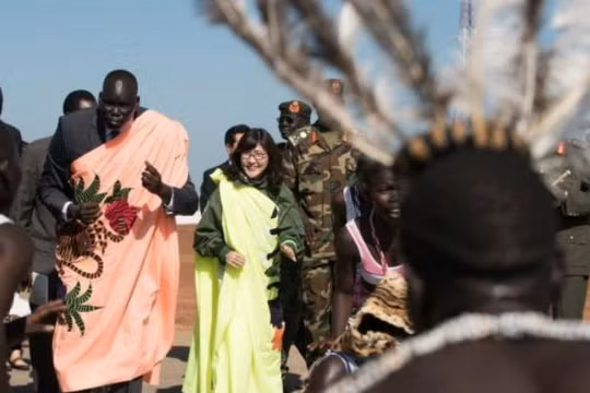 Ngày 8/10/2016, Bộ trưởng Quốc phòng Nhật Bản Tomomi Inada thị sát đơn vị của Lực lượng Phòng vệ Mặt đất ở South Sudan. Ảnh: Cankao