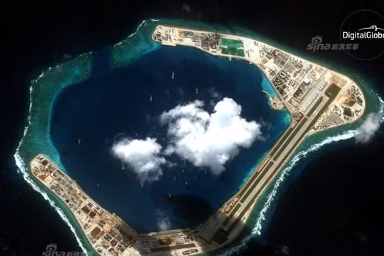 Trung Quốc đã xây dựng bất hợp pháp đường băng sân bay rộng 60 m, dài 3.250 trên đá Xu Bi, quần đảo Trường Sa, Việt Nam. Ảnh: Sina.