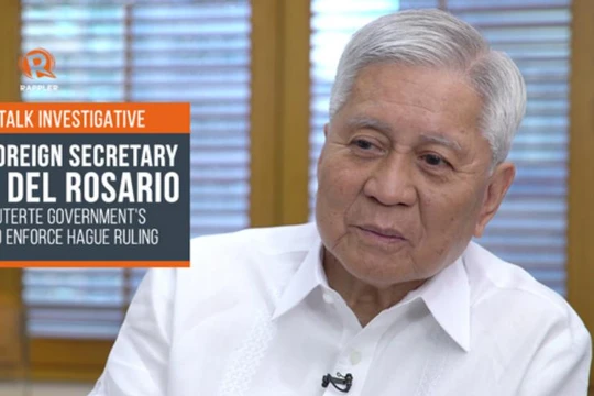 Cựu Ngoại trưởng Philippines Abert del Rosario trả lời phỏng vấn báo chí sau 2 năm Tòa trọng tài thường trực (PCA) ở The Hague, Hà Lan đưa ra phán quyết về vụ kiện trọng tài Biển Đông. Ảnh: Rappler.