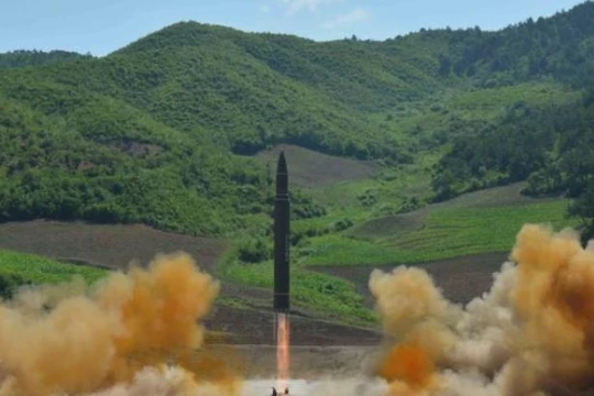Ngày 4/7/2017, Triều Tiên phóng tên lửa đạn đạo xuyên lục địa Hwasong-14. Ảnh: KCNA.