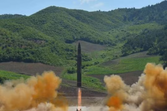 Ngày 4/7/2017, Triều Tiên phóng tên lửa đạn đạo xuyên lục địa Hwasong-14. Ảnh: KCNA.