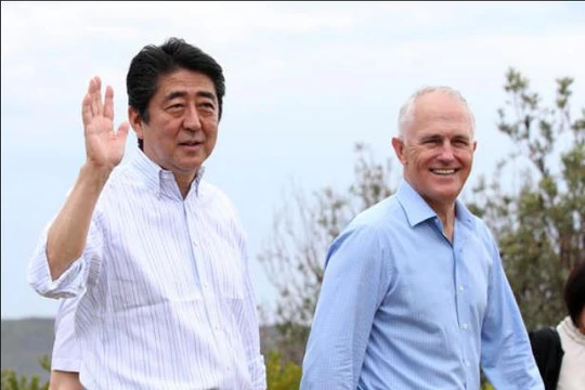 Thủ tướng Shinzo Abe thăm Australia. Ảnh: KTBS