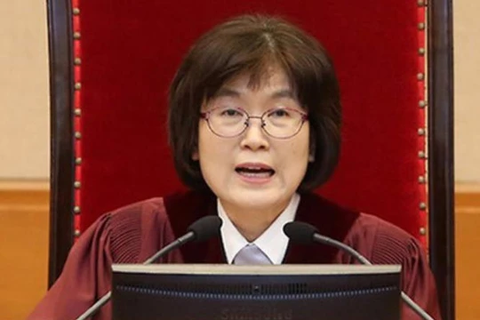 Ngày 10/3/2017, quyền Chánh án Tòa án Hiến pháp Hàn Quốc Lee Jung-mi đọc phán quyết đối với bà Park Geun-hye. Ảnh: Yonhap
