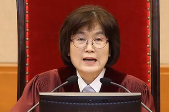 Ngày 10/3/2017, quyền Chánh án Tòa án Hiến pháp Hàn Quốc Lee Jung-mi đọc phán quyết đối với bà Park Geun-hye. Ảnh: Yonhap