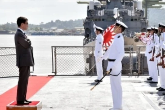 Ngày 11/2/2018, Ngoại trưởng Nhật Bản Taro Kono thị sát Lực lượng Phòng vệ Biển Nhật Bản đang luyện tập hàng hải ở cảng Muara, Brunei. Ảnh: Ministry of Foreign Affairs of Japan.