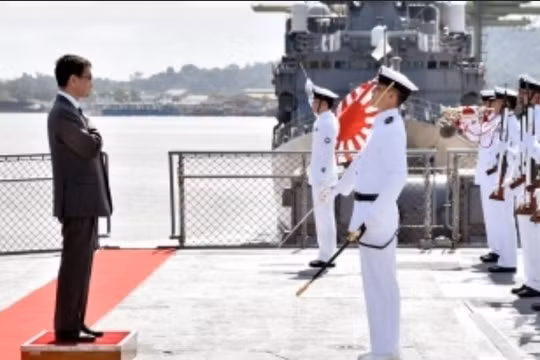 Ngày 11/2/2018, Ngoại trưởng Nhật Bản Taro Kono thị sát Lực lượng Phòng vệ Biển Nhật Bản đang luyện tập hàng hải ở cảng Muara, Brunei. Ảnh: Ministry of Foreign Affairs of Japan.