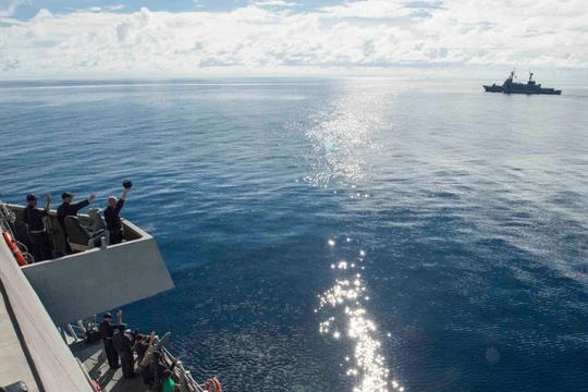Ngày 1/7/2017, Hải quân Mỹ và Philippines tiến hành tuần tra chung trên biển Sulu. Tham gia có tàu tuần duyên USS Coronado LCS-4 Mỹ và tàu tuần tra BRP Ramon Alcaraz Philippines. Ảnh: Navy Times.