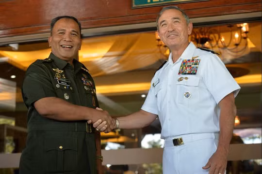 Ngày 22/11/2016 tại Manila, Philippines, Đô đốc Harry B. Harris, Tư lệnh Bộ Tư lệnh Thái Bình Dương Mỹ và tướng Ricardo Visaya, Tham mưu trưởng Quân đội Philippines tiến hành hội đàm.