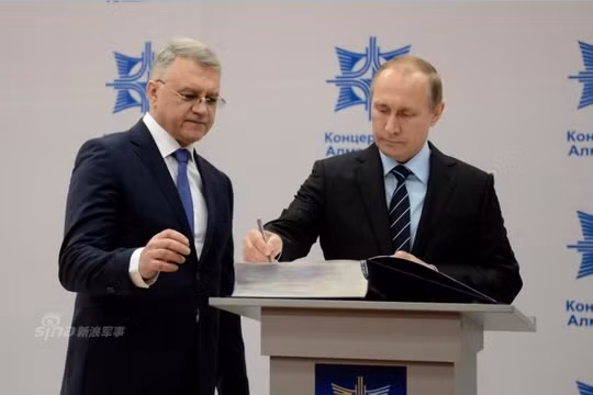 Tổng thống Nga Vladimir Putin kiểm tra tiến độ tên lửa S-400 xuất khẩu cho Trung Quốc. Ảnh: Sina.