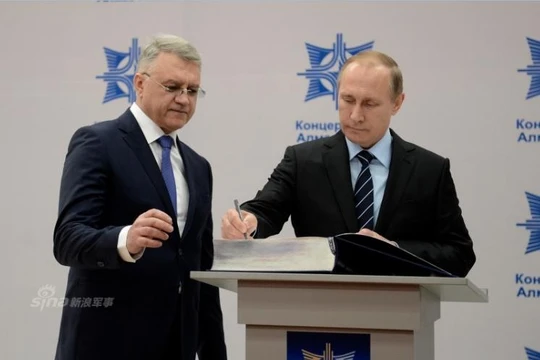 Tổng thống Nga Vladimir Putin kiểm tra tiến độ tên lửa S-400 xuất khẩu cho Trung Quốc. Ảnh: Sina.