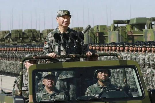 Chủ tịch Trung Quốc Tập Cận Bình mặc quân phục dã chiến tham dự duyệt binh quy mô lớn kỷ niệm tròn 90 năm thành lập quân đội Trung Quốc ngày 30/7/2017. Ảnh: UDN.
