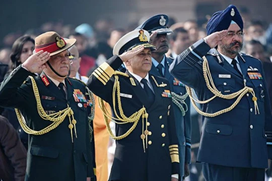 Tham mưu trưởng Lục quân Ấn Độ Bipin Rawat (trái). Ảnh: AFP.