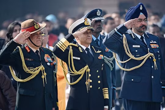 Tham mưu trưởng Lục quân Ấn Độ Bipin Rawat (trái). Ảnh: AFP.