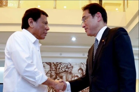 Ngày 11/8/2016, Ngoại trưởng Nhật Bản Fumio Kishida hội kiến với Tổng thống Philippines Rodrigo Duterte, Ảnh: hk.on.cc