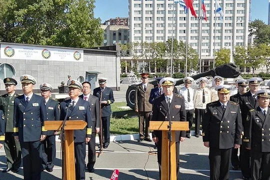 Hải quân Nga tổ chức tiếp đón biên đội tàu chiến Hải quân Trung Quốc đến Vladivostok, Nga để tham gia cuộc tập trận chung Joint Sea - 2017 giai đoạn hai. Ảnh: China.com.cn.