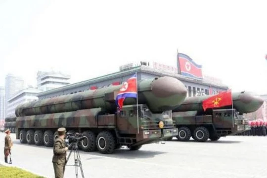 Tên lửa đạn đạo "xuyên lục địa" mới do Triều Tiên lần đầu tiên công bố. Ảnh: Cankao