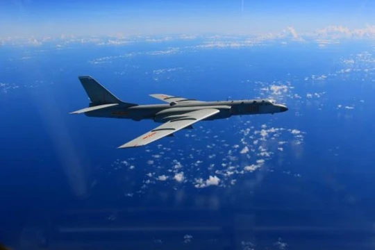 Máy bay ném bom H-6K tham gia huấn luyện ở biển xa. Ảnh: Cankao