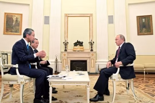 Tổng thống Nga Vladimir Putin trả lời phỏng vấn báo chí Nhật Bản. Ảnh: Cankao