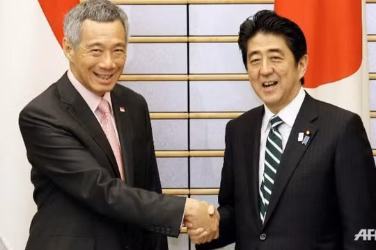 Thủ tướng Singapore Lý Hiển Long và Thủ tướng Nhật Bản Shinzo Abe. Ảnh: AFP