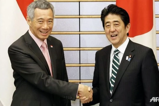 Thủ tướng Singapore Lý Hiển Long và Thủ tướng Nhật Bản Shinzo Abe. Ảnh: AFP