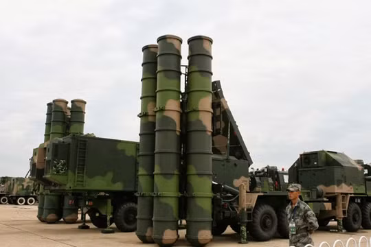 Tên lửa phòng không thế hệ mới FD-2000 Trung Quốc. Ảnh: Tân Hoa xã
