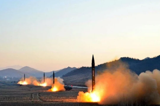 Triều Tiên liên tục thử tên lửa
