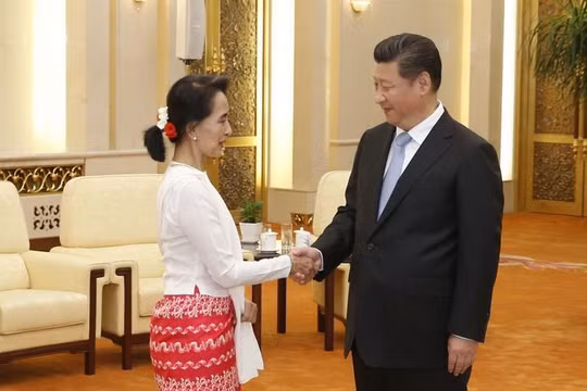 Ngày 11/6/2015, tại Bắc Kinh, Bà Aung san Suu kyi hội kiến với Chủ tịch Trung Quốc Tập Cận Bình. Ảnh: AFP.