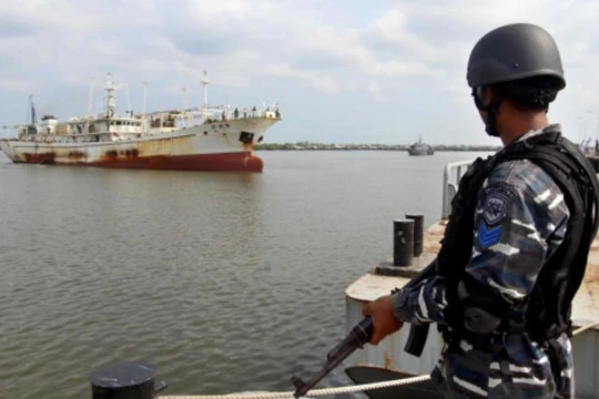 Indonesia bắt giữ một tàu cá Trung Quốc đánh bắt cá phi pháp ở vùng biển nước này.