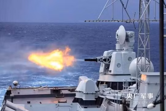 Ngày 24/8/2017, biên đội tàu chiến Hải quân Trung Quốc tiến hành diễn tập trên vùng biển Tây Ấn Độ Dương. Ảnh: CCTV/Sina.