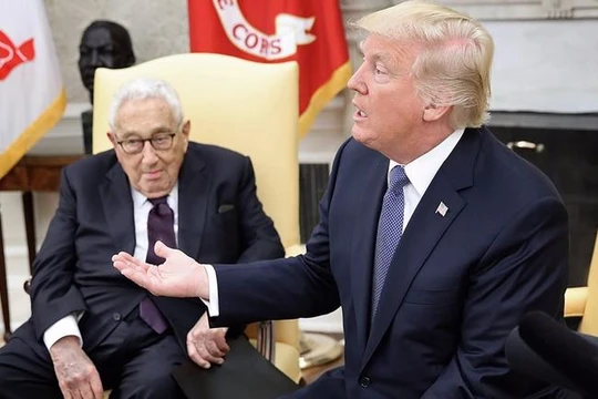 Cựu Ngoại trưởng ỹ Henry Kissinger và Tổng thống Mỹ Donald Trump. Ảnh: Business Insider.