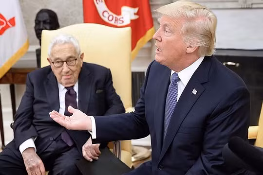Cựu Ngoại trưởng ỹ Henry Kissinger và Tổng thống Mỹ Donald Trump. Ảnh: Business Insider.