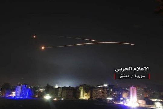 Hệ thống tên lửa phòng không Syria đáp trả cuộc tấn công của Israel ngày 10/5/2018. Ảnh: Stars and Stripes