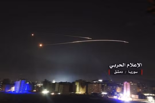 Hệ thống tên lửa phòng không Syria đáp trả cuộc tấn công của Israel ngày 10/5/2018. Ảnh: Stars and Stripes