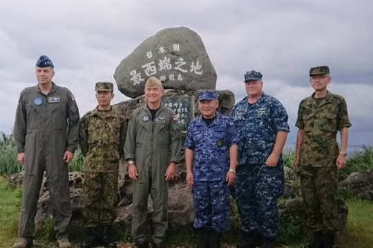 Đô đốc Harry Harris cùng Đô đốc Kawano Katsutoshi thăm trạm giám sát radar