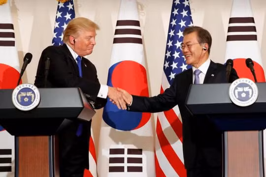 Tổng thống Mỹ Donald Trump và Tổng thống Hàn Quốc Moon Jae-in trong cuộc họp báo chung ngày 7/11/2017. Ảnh: Zaobao.