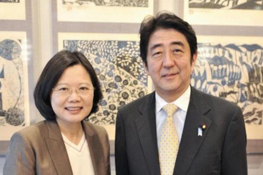 Bà Thái Anh Văn, nhà lãnh đạo Đài Loan và Thủ tướng Nhật Bản Shinzo Abe. Ảnh: Ifeng.
