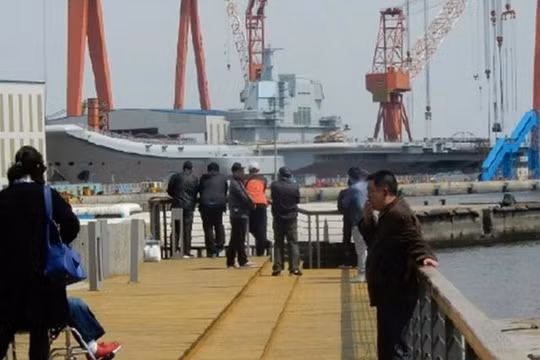 Trung Quốc chuẩn bị hạ thủy tàu sân bay Type 001A. Ảnh: Dwnews