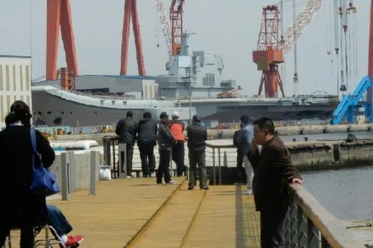 Trung Quốc chuẩn bị hạ thủy tàu sân bay Type 001A. Ảnh: Dwnews