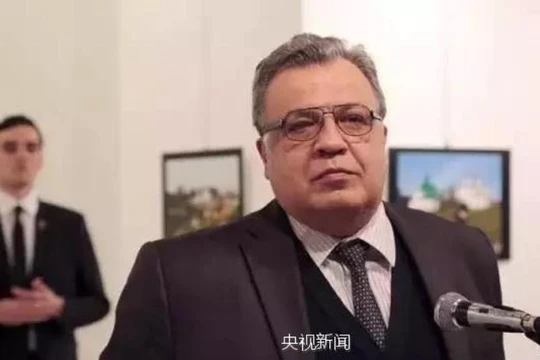 Hung thủ đứng sau lưng Đại sứ Nga tại Thổ Nhĩ Kỳ Andrey G. Karlov. Ảnh: CCTV
