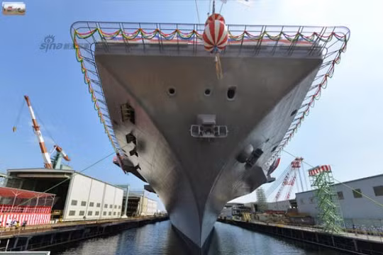 Tàu sân bay trực thăng Kaga lớp Izumo Nhật Bản hạ thủy ngày 27/8/2015. Ảnh: Sina