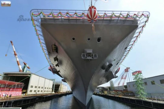 Tàu sân bay trực thăng Kaga lớp Izumo Nhật Bản hạ thủy ngày 27/8/2015. Ảnh: Sina