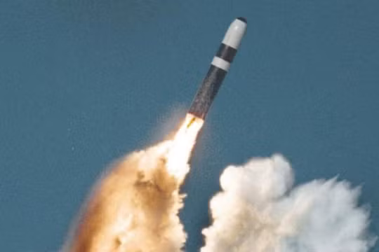 Tên lửa đạn đạo Trident-2 được phóng từ tàu ngầm quân đội Mỹ. Ảnh: Cankao.