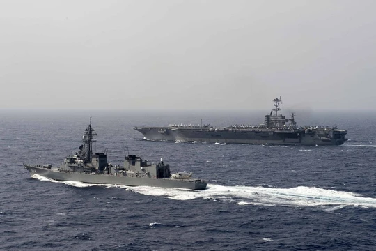 Cụm tấn công tàu sân bay USS John C. Stennis Hải quân Mỹ và Lực lượng Phòng vệ Biển Nhật Bản tiến hành diễn tập ở vùng biển Philippines ngày 23/2/2016. Ảnh: Thời báo Hoàn Cầu