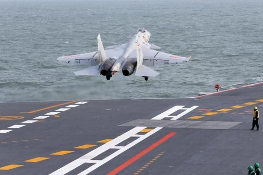 Trung Quốc tiến hành huấn luyện phi công máy bay chiến đấu J-15 trên tàu sân bay Liêu Ninh. Ảnh: Tin tức Tham khảo, Trung Quốc.