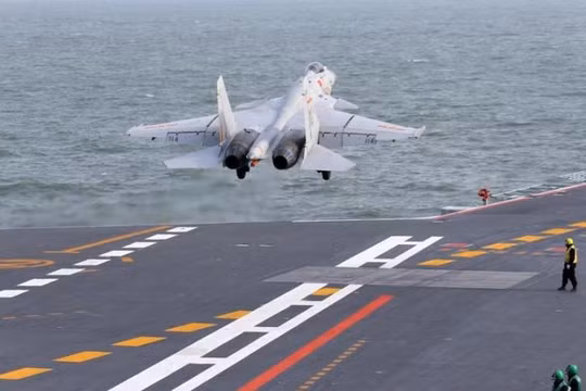 Trung Quốc tiến hành huấn luyện phi công máy bay chiến đấu J-15 trên tàu sân bay Liêu Ninh. Ảnh: Tin tức Tham khảo, Trung Quốc.